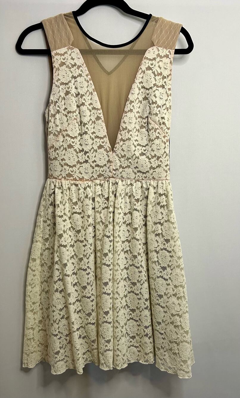 ABS Allen Schwartz Ivory Lace Dress. Size 6. New with tags and small flaw.